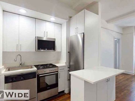 3rd image of 140 E 46th St APT 9N