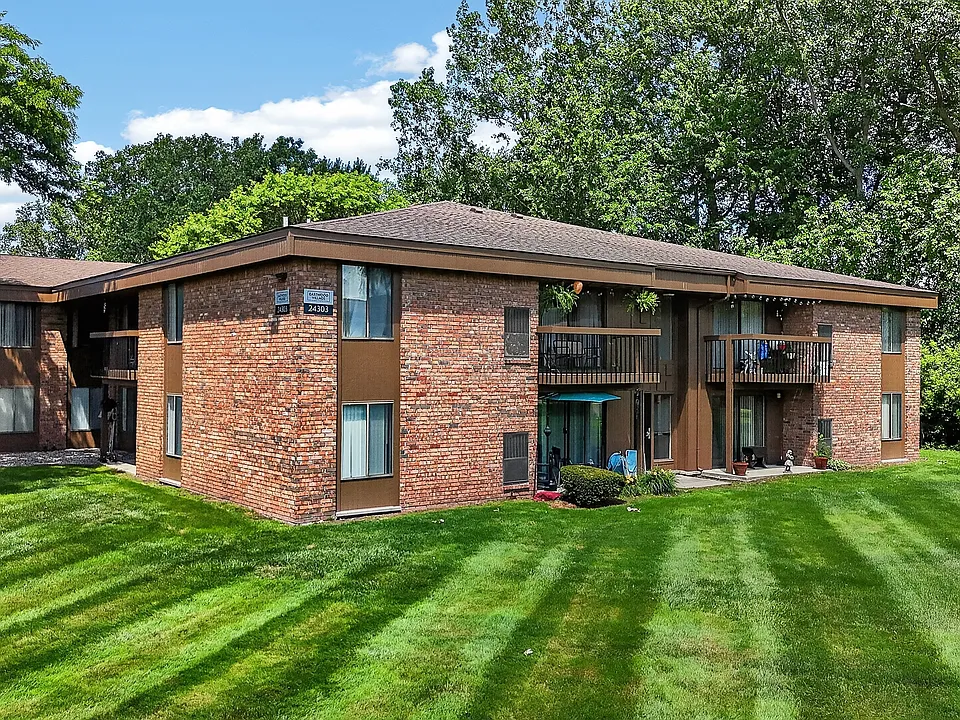 Expansive green space at Eastwood Village Apartments in Clinton Township, MI.