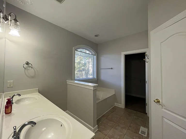 1004 Melville Ln — Photo 17