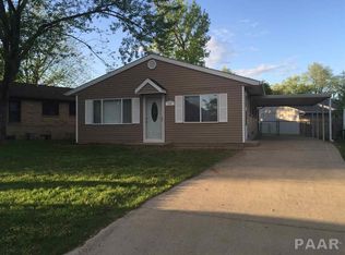 320 Edgewood Dr, Pekin, IL 61554
