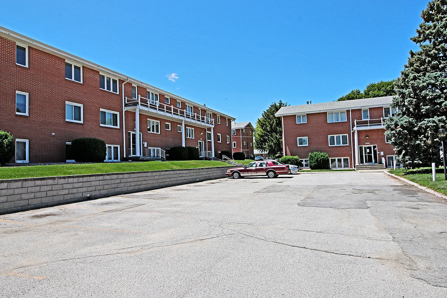 Flats on 75th — Photo 1