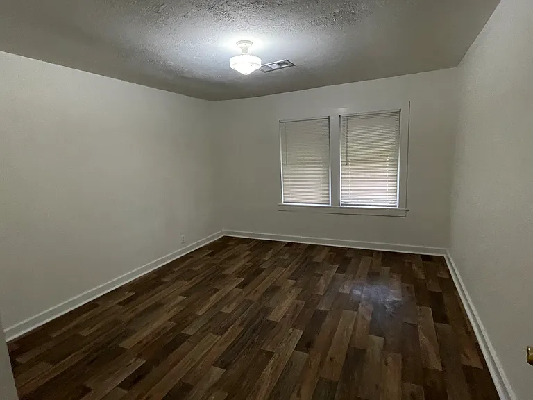 102 Linda St — Photo 3
