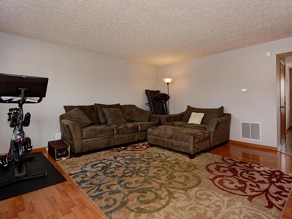 4th image of 882 Brittany Dr