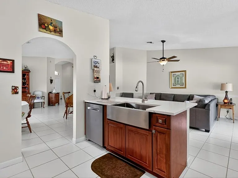 1520 S Club Dr — Photo 2