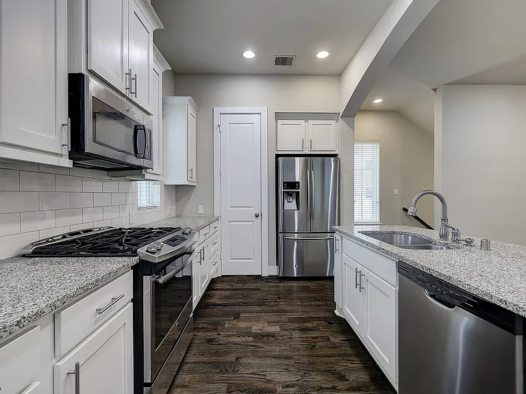 2724 Freund St — Photo 19