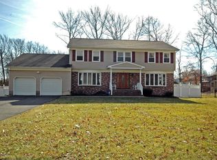 7 Timber Ln, Manalapan, NJ 07726