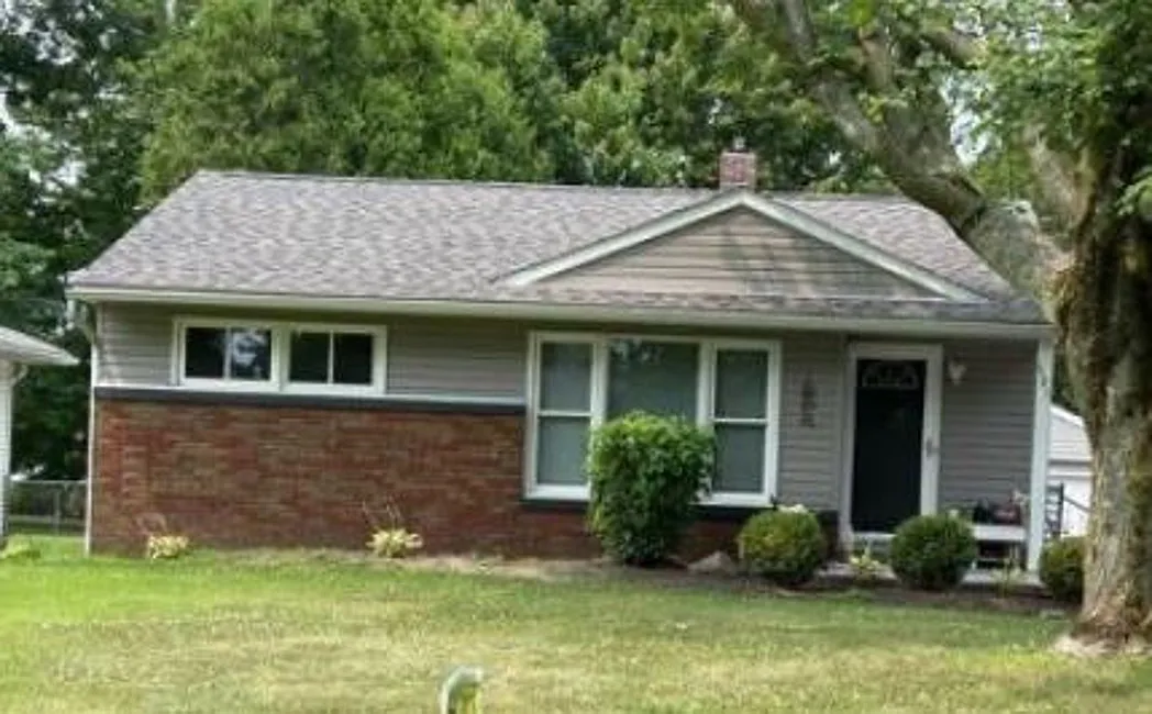 685 N Buhl Farm Dr photo 1