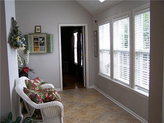 4th image of 2404 Mercer Ct