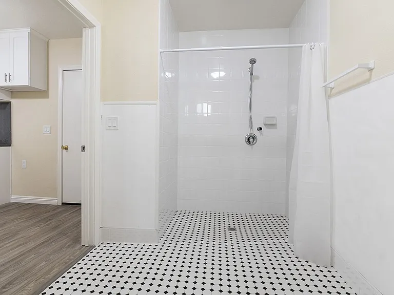 Oxford Suites — Photo 10