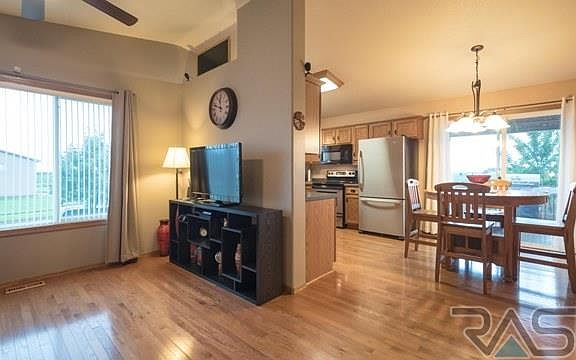 3rd image of 900 Lois Ln