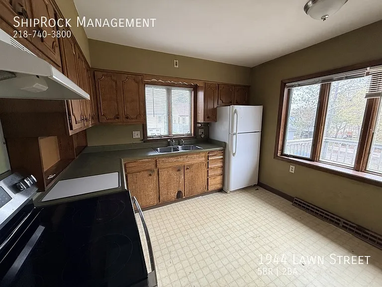 1944 Lawn St — Photo 7