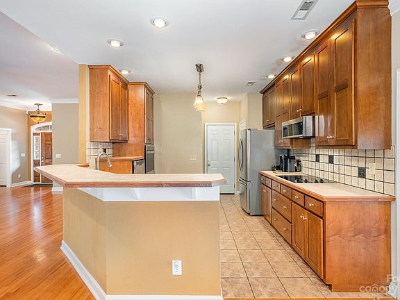 2nd image of 811 Wendermere Cir
