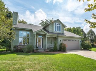 1040 Eton Ct, Hartland, WI 53029