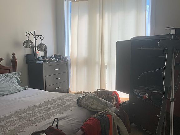 4th image of 4421 N Clark St #201