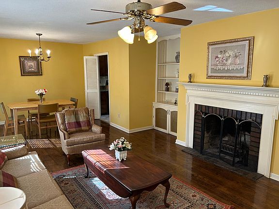 Formal livingroom and dining room