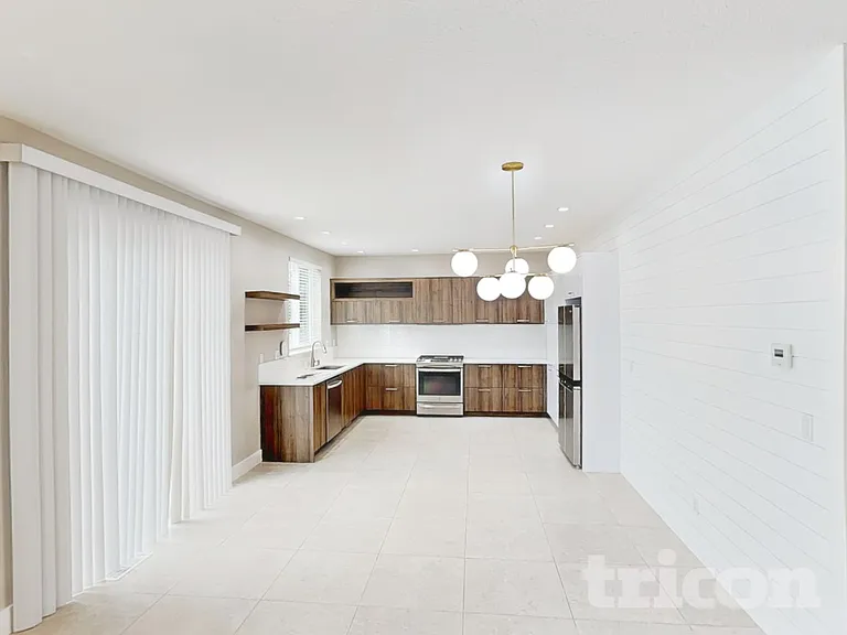 6007 NE 60th Ave — Photo 3