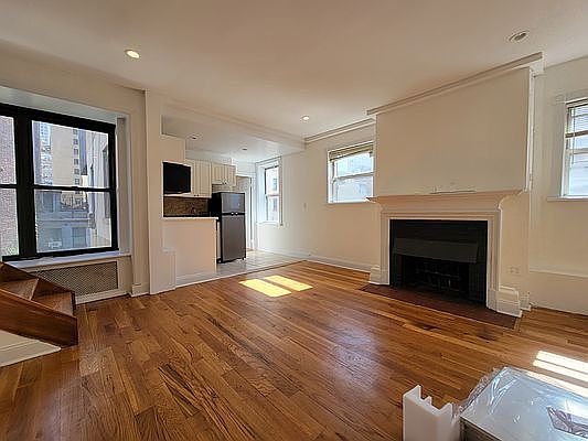4th image of 163 E 36th St #6V