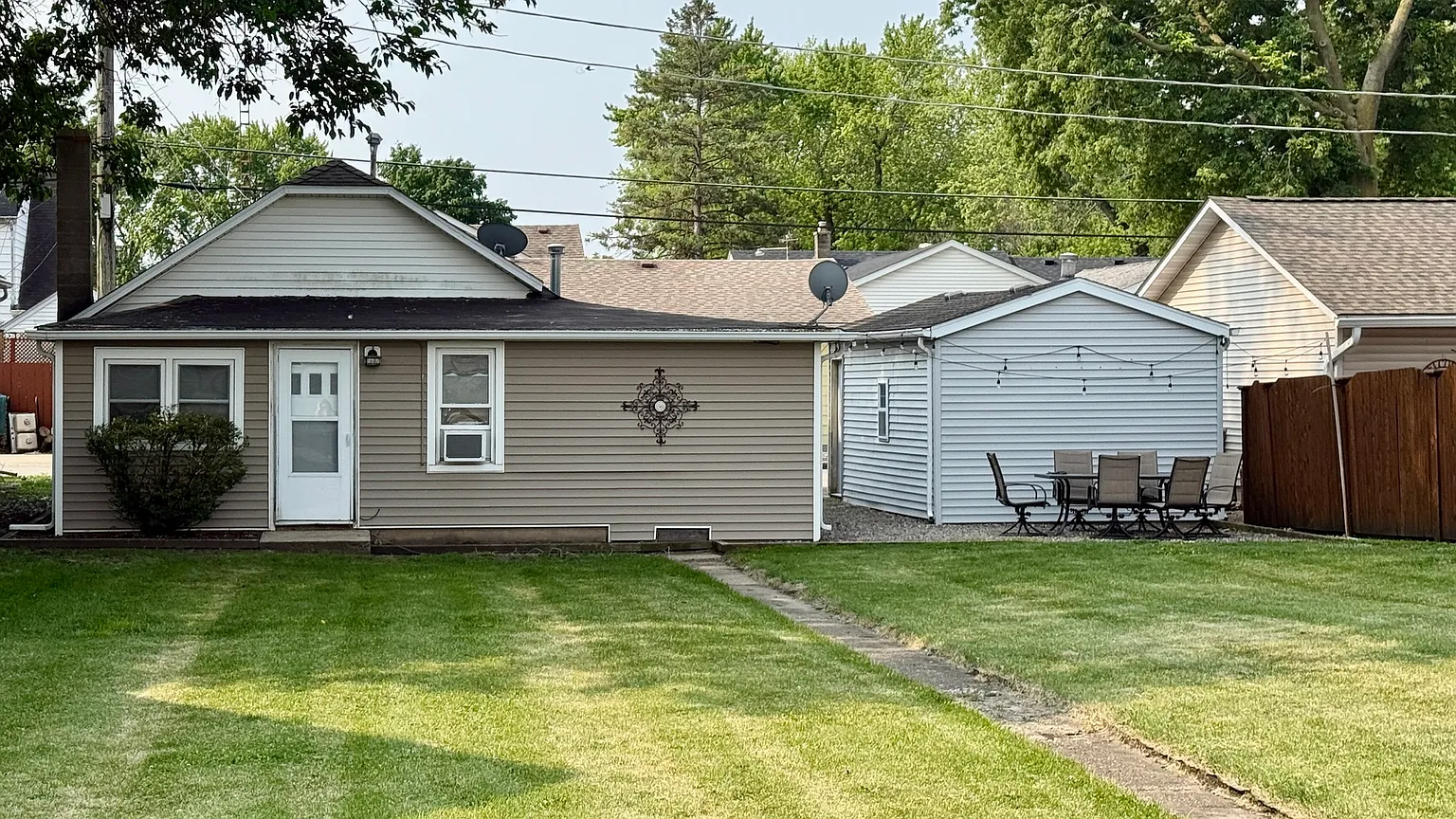 929 Armstrong St photo 1