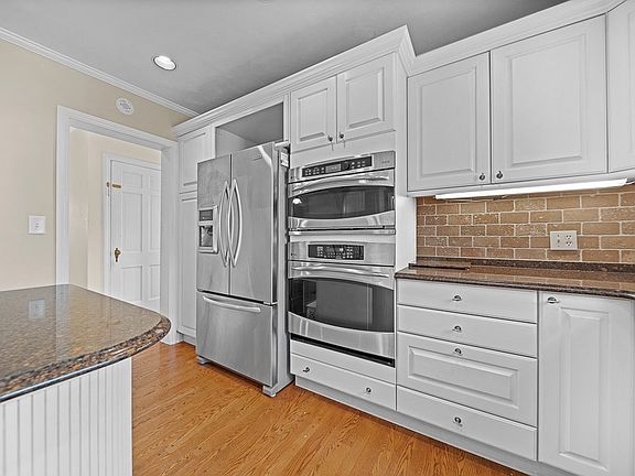 5th image of 608 E Forest Ave