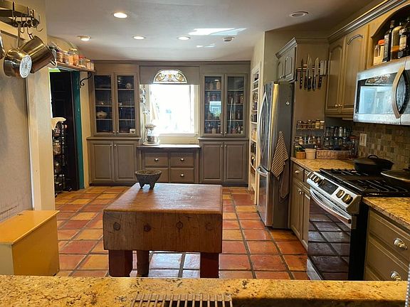 gourmet kitchen (view through passthrough from living room)