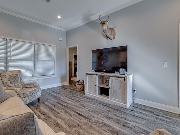 5th image of 130 Yellow Pine Dr