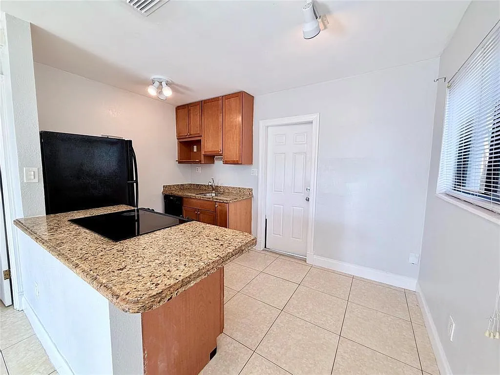 1 bed, 1.0 bath, 400 sqft, $1,600 — Photo 4