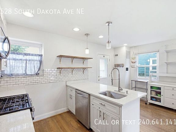 5th image of 2528 S Dakota Ave NE