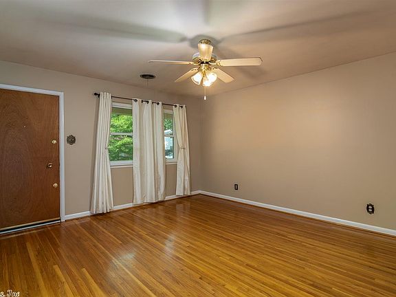 5th image of 905 W 51st St
