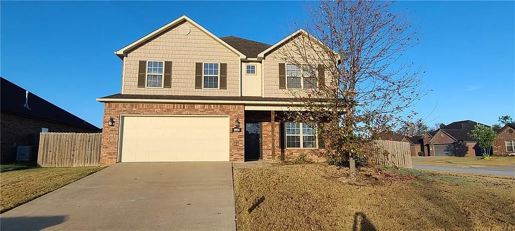 4 bed, 2.5 bath, 2790 sqft, $2,400 — Photo 1