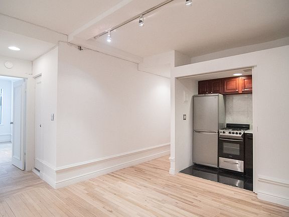 3rd image of 150 W 58th St APT 4B