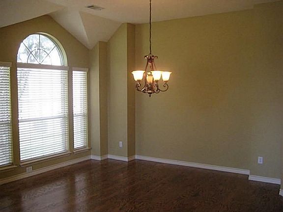 5th image of 3812 Rolling Hills Dr