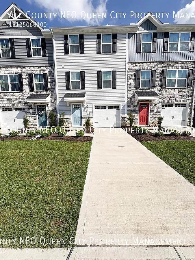 Modern & Spacious 3-Bedroom Townhome! — Photo 2