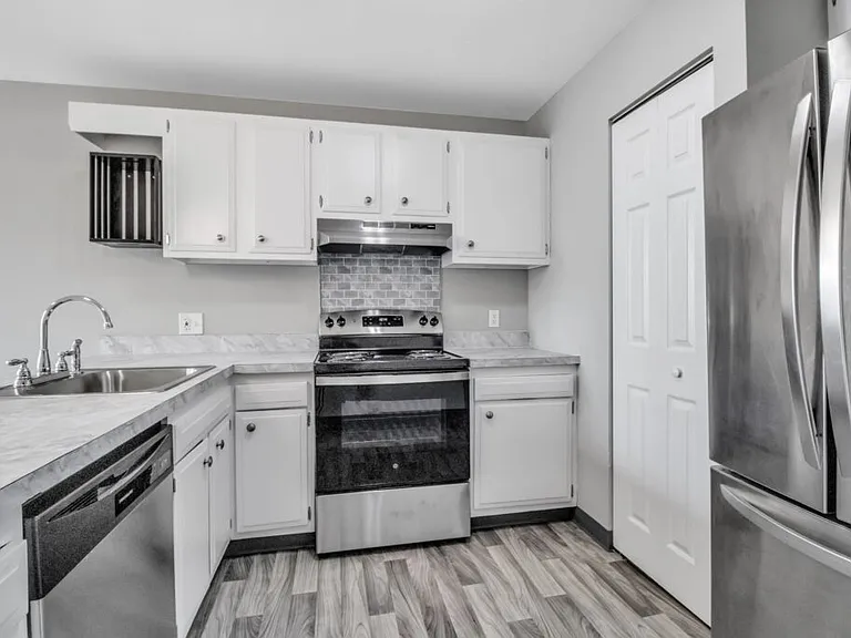 Porter Manor — Photo 1