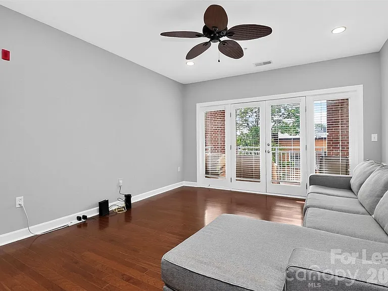 1829 Kenilworth Ave — Photo 3