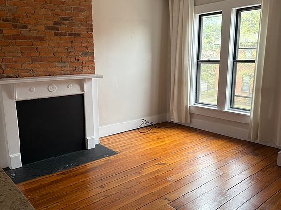4th image of 43 1/2 E Russell St