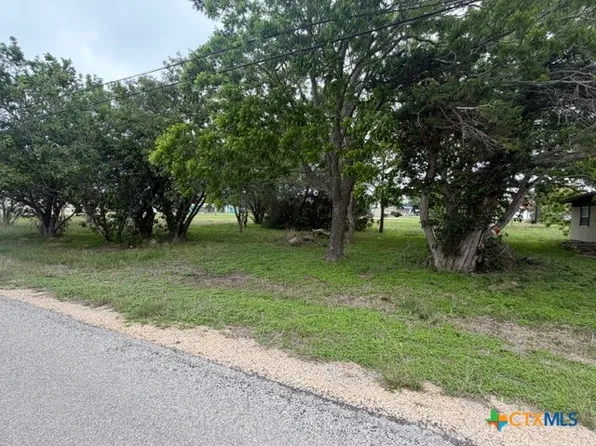 106 S Main St, Seadrift, TX 77983