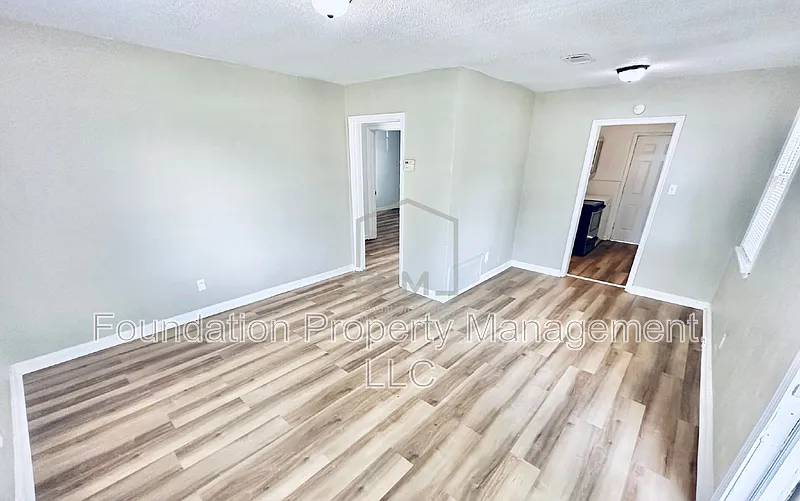3 bed, 1.0 bath, 1204 sqft, $1,195 — Photo 4