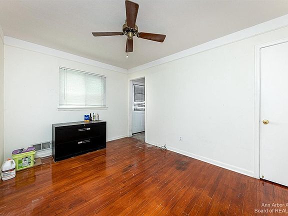 4th image of 31207 Stephen Ave