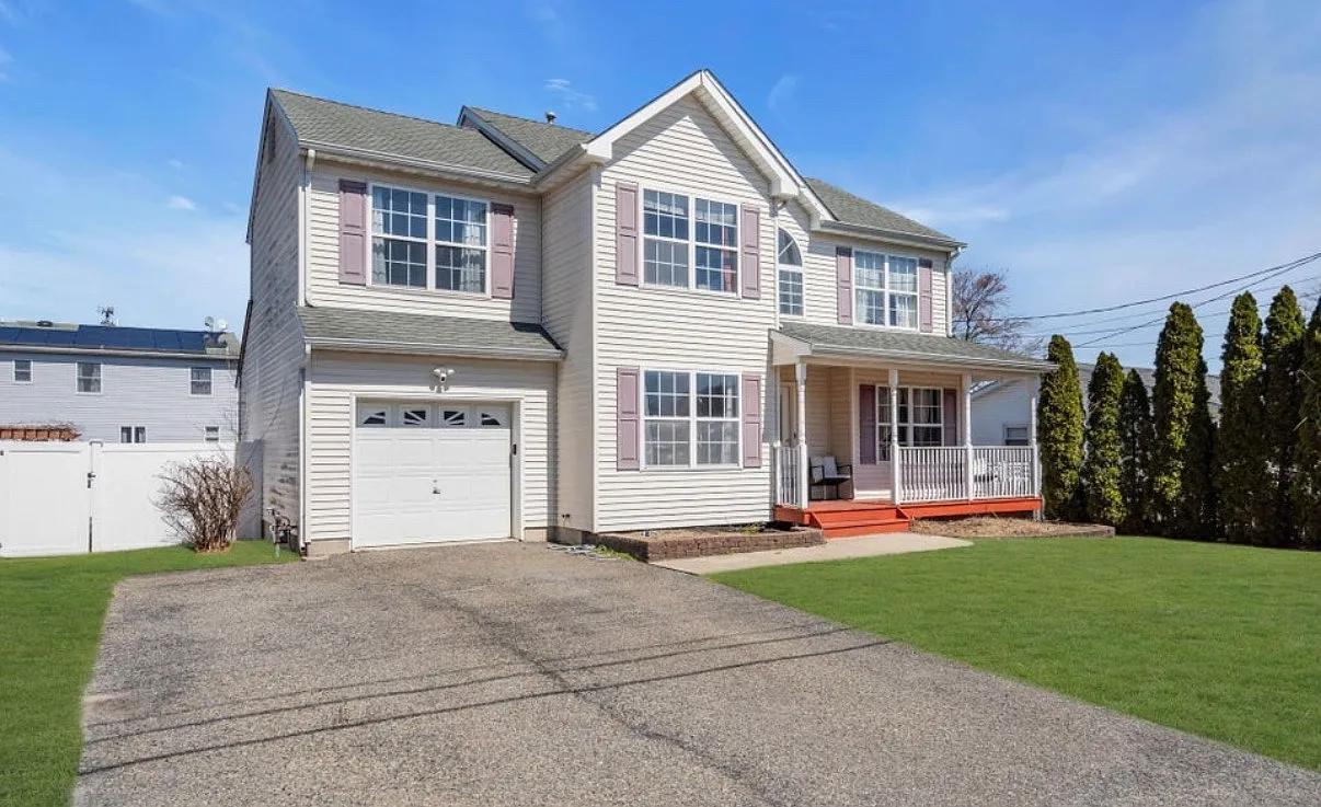 4 bed, 2.5 bath, 2072 sqft, $3,700 — Photo 3