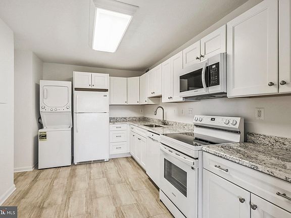 2nd image of 309 Yoakum Pkwy APT 1409