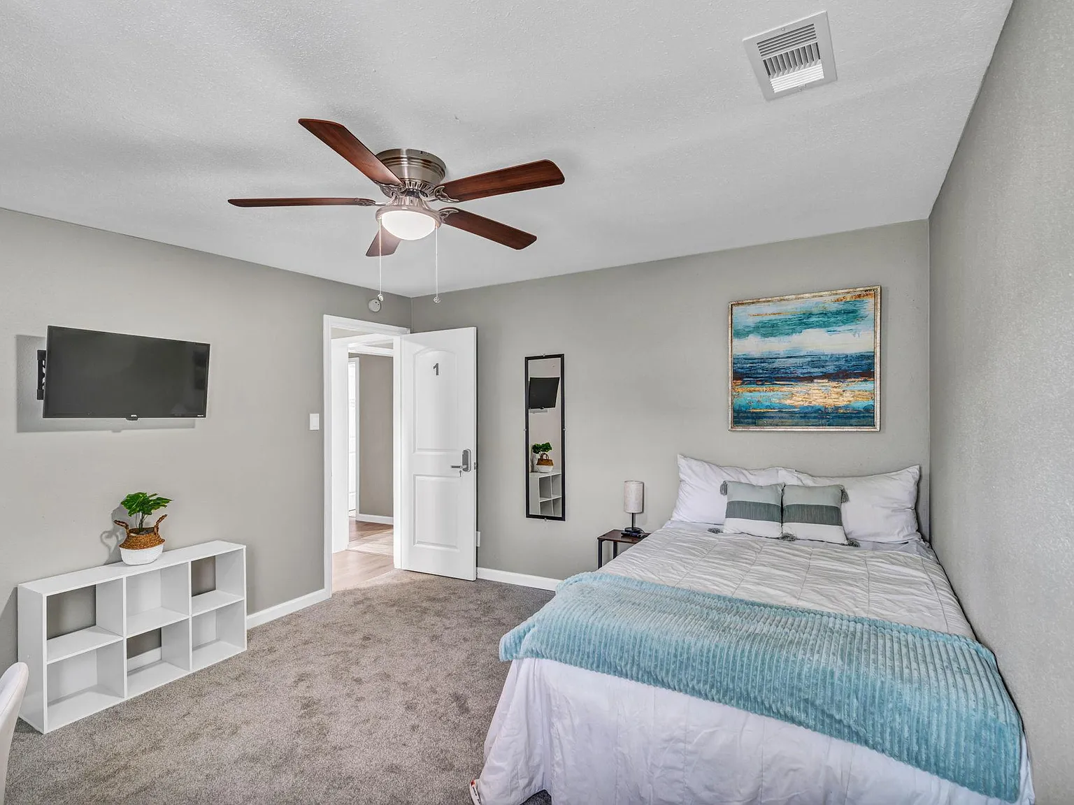 4 bed, 4.0 bath, 2400 sqft, $663 — Photo 2