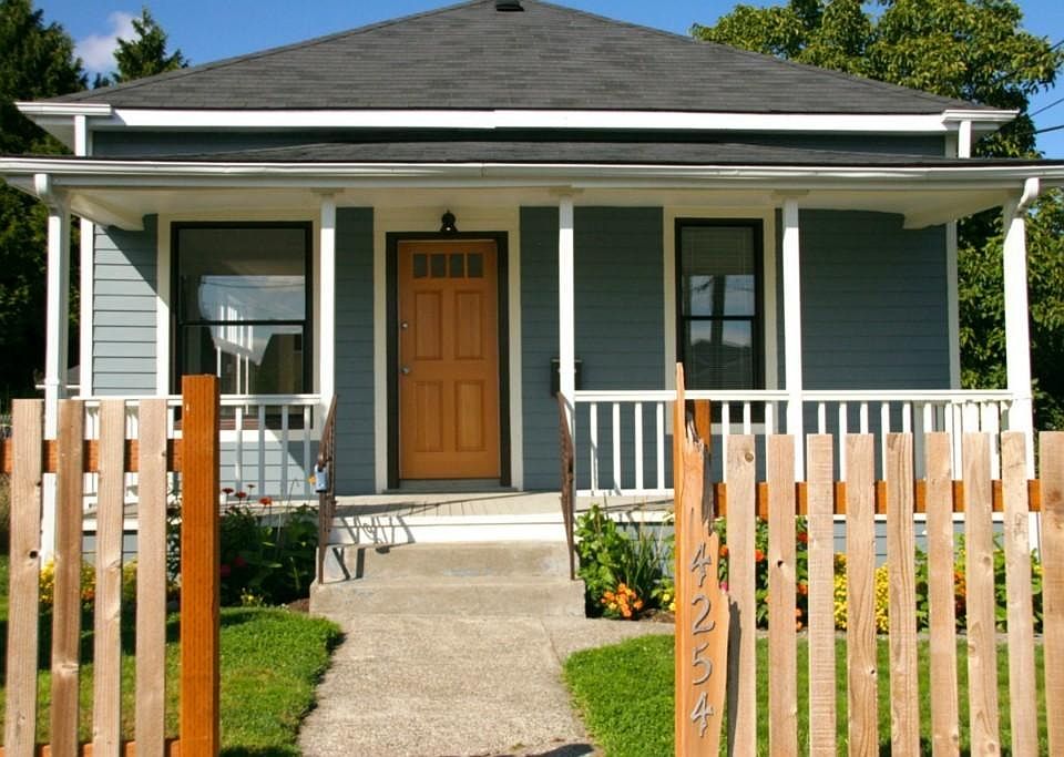 Front porch and fenced in yard