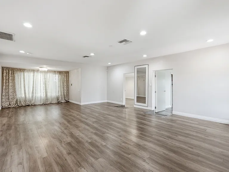 8647 Corbin Ave — Photo 10