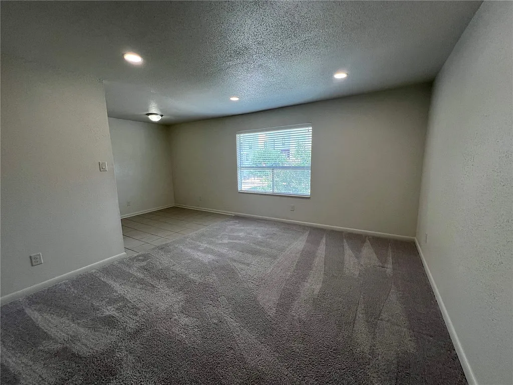 Building Photo - 806 Natalie St #D