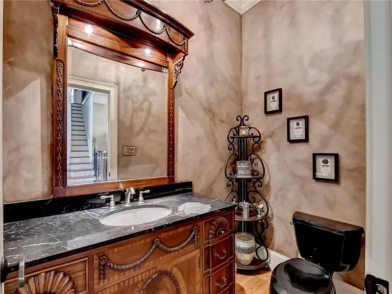 8910 Pinehurst Cv — Photo 23
