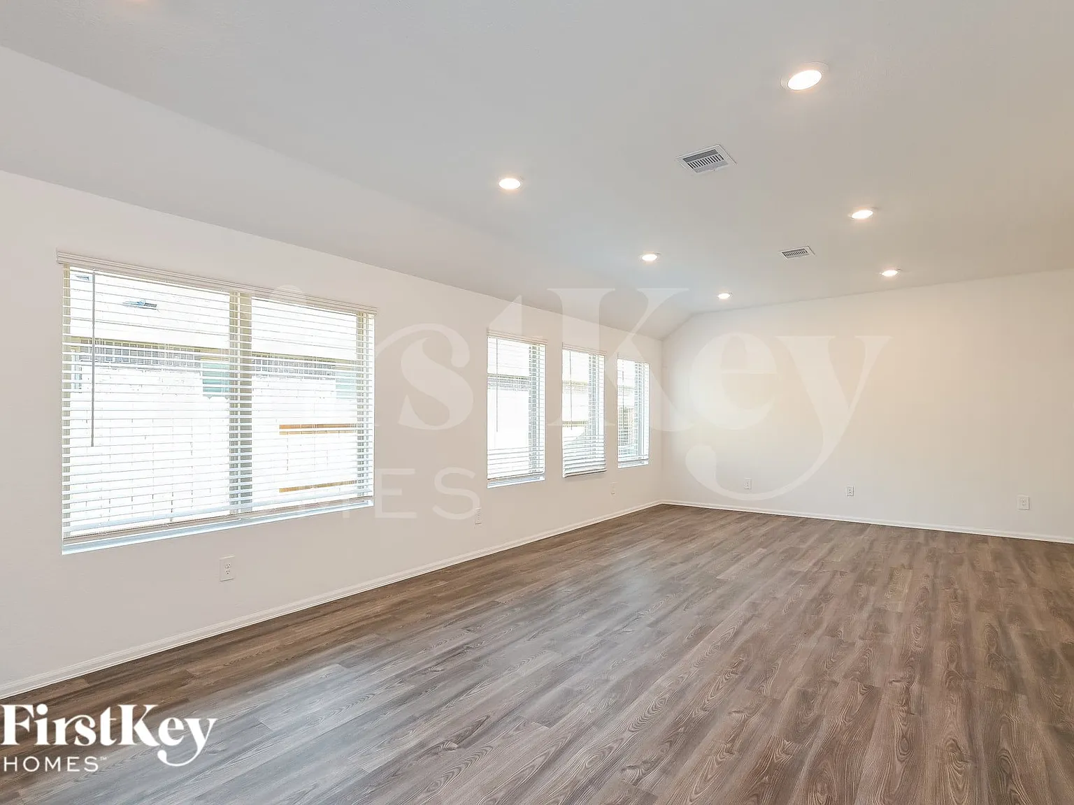 3 bed, 2.0 bath, 1682 sqft, $1,715 — Photo 3