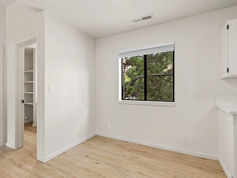 3325 E Lockett Rd — Photo 25