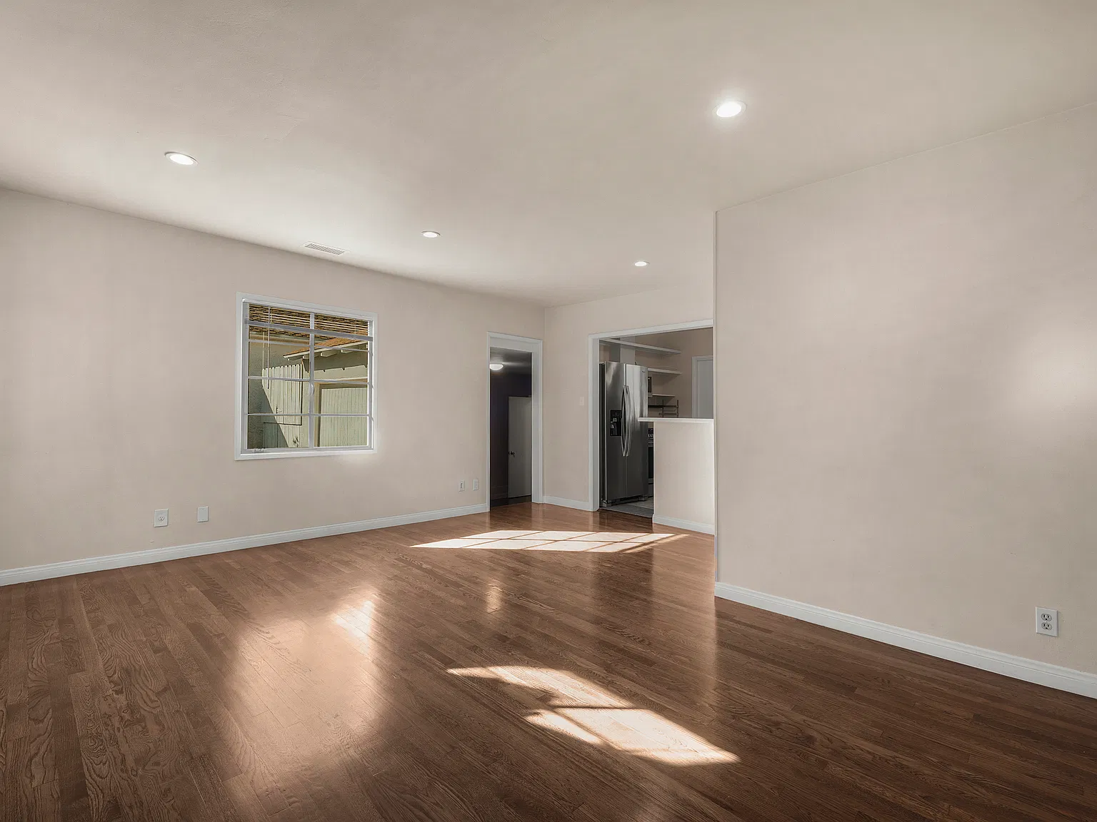 2 bed, 900 sqft, $3,300 — Photo 2