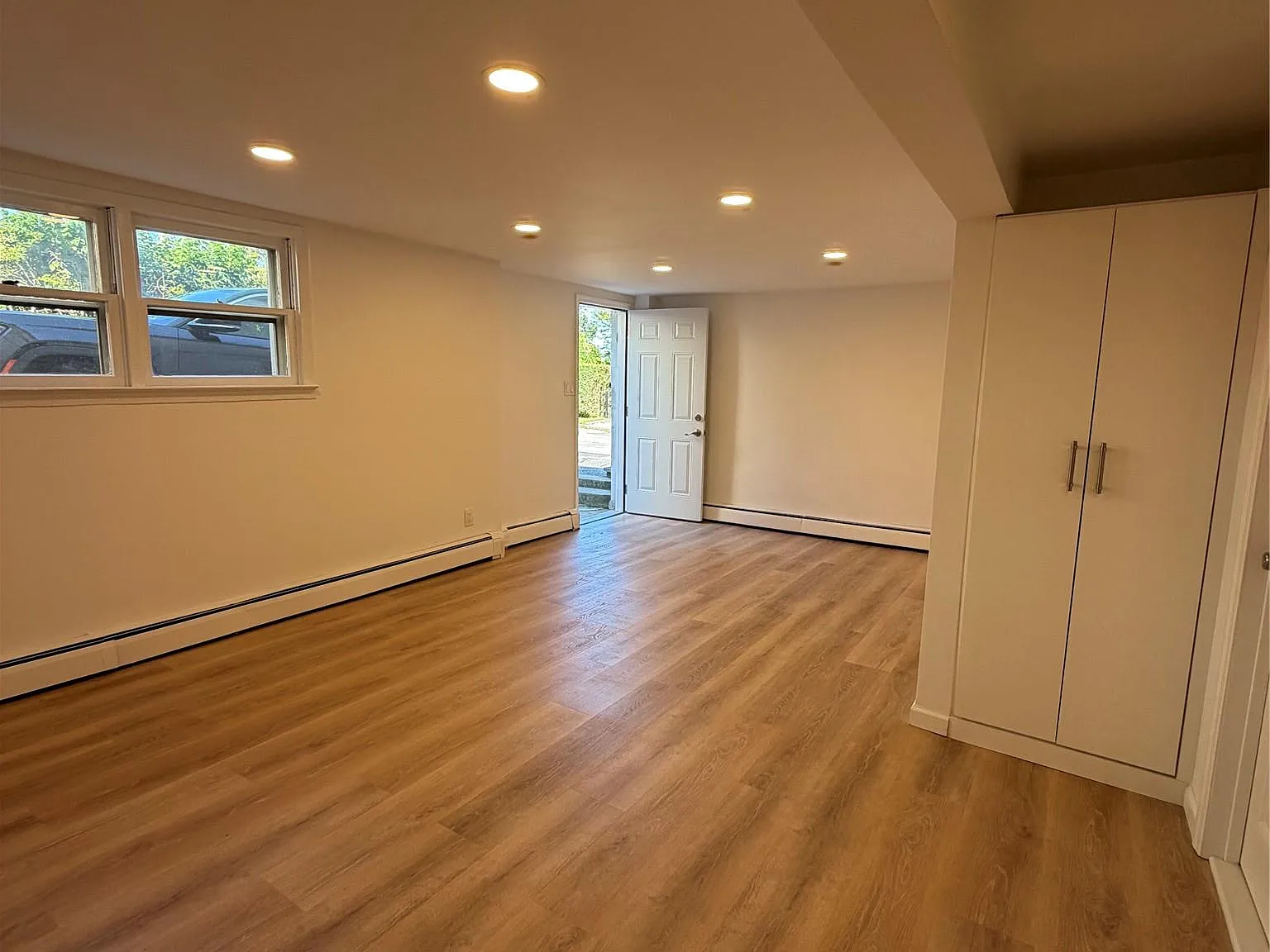 3 bed, 1.0 bath, 900 sqft, $3,300 — Photo 2