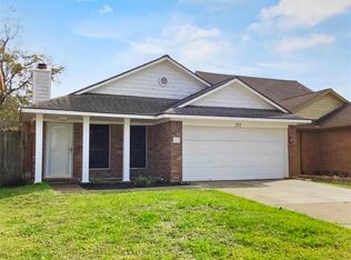 237 Almond Dr, Lake Jackson, TX 77566